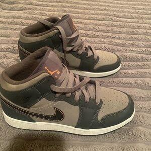 Air jordans Mid 1 SE